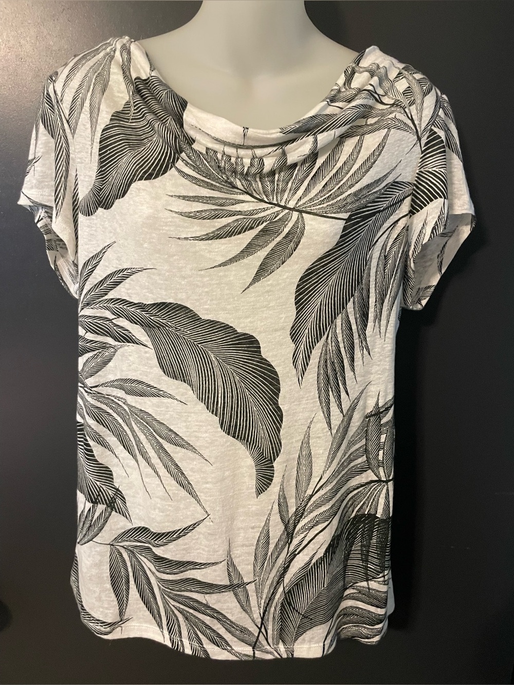 Tahari 100% Linen Tropical Leaf Print Cowl Neck Top Black White Relaxed Fit - Picture 3 of 7